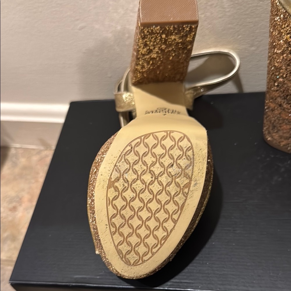 Badgley Mischka Gold Glitter Peep-Toe Heels EUC - Picture 5 of 7